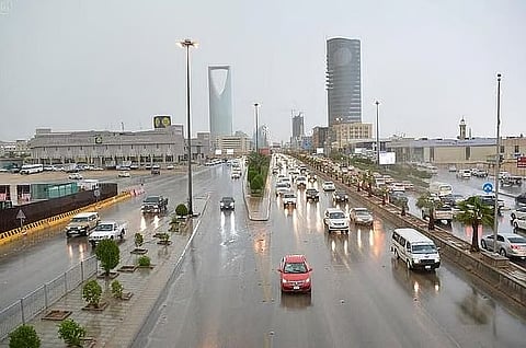 الدفاع المدني: أمطار رعدية على مناطق المملكة من غدٍ الأربعاء حتى الأحد