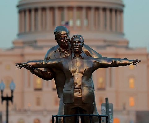 بمحاكاة لفيلم تيتانيك.. نصب تمثال مطلي بالذهب يُظهر «ترامب» و«أبستين» معًا