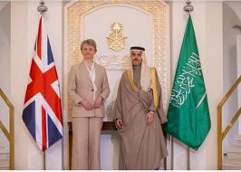 وزير الخارجية يبحث التطورات الإقليمية مع نظيرته البريطانية