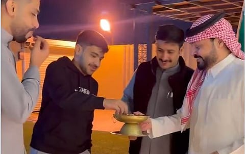 سعودي يفتح منزله لاستضافة الكويتيين القادمين عبر مطار القيصومة في حفر الباطن