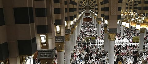 أجواء إيمانية بالمسجد النبوي مع أداء صلاتي العشاء والتراويح ليلة 27 رمضان