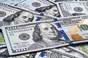 تعاملات متقلبة.. الدولار يرتفع واليورو والإسترليني يتراجعان