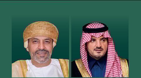 وزير الداخلية يبحث تطورات الأوضاع في المنطقة مع نظيره العماني