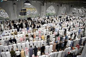 قاصدو المسجد الحرام يشهدون ختم القرآن الكريم ليلة 29 من شهر رمضان