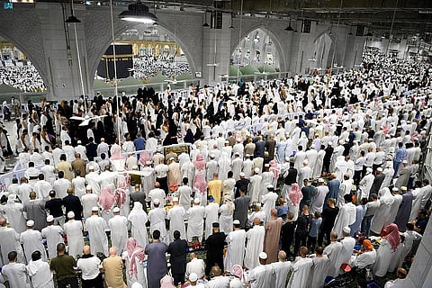 قاصدو المسجد الحرام يشهدون ختم القرآن الكريم ليلة 29 من شهر رمضان