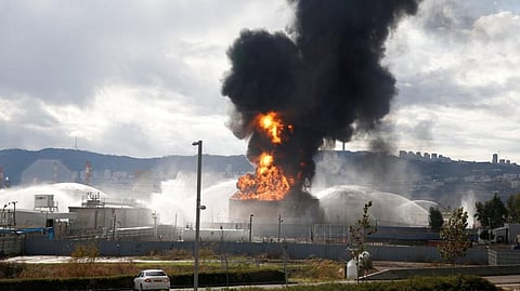 إذاعة جيش الاحتلال: صاروخ إيراني يصيب مصافي النفط في حيفا