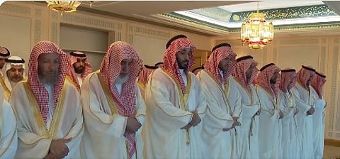 ولي العهد يؤدي صلاة عيد الفطر المبارك في المسجد الحرام بمكة المكرمة