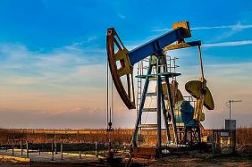 انخفاض أسعار النفط بأكثر من 10% عند التسوية