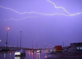 استعدادًا للأمطار الغزيرة: تحذيرات الأرصاد السعودية الضرورية