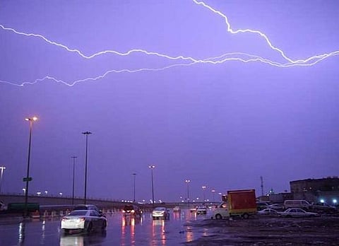 استعدادًا للأمطار الغزيرة: تحذيرات الأرصاد السعودية الضرورية