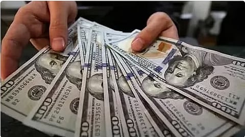 الدولار يتراجع وسط توتر الأسواق وتراجع توقعات الفائدة