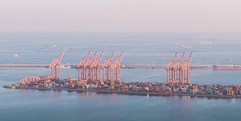 ميرسك: تقديرات بتوقف العمليات بميناء صلالة العماني 48 ساعة