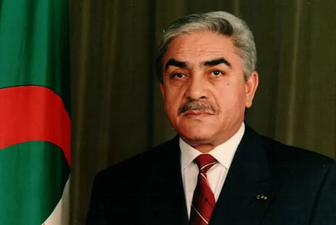 الرئيس اليامين زروال: إسهاماته في المشهد السياسي الجزائري