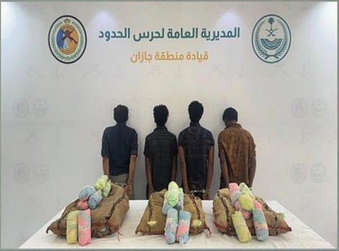 القبض على 4 مخالفين من الجنسيتين الإثيوبية واليمنية لتهريبهم 60 كيلوجرامًا من القات المخدر بجازان