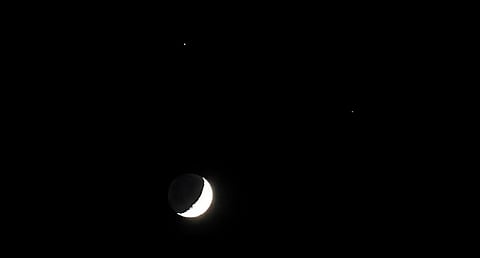 متابعة اقتران القمر: حدث فلكي لا يُنسى في منطقتك