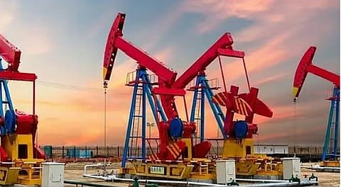 النفط دون المئة: ما دلالات تقلبات أسعار النفط العالمية هذه؟