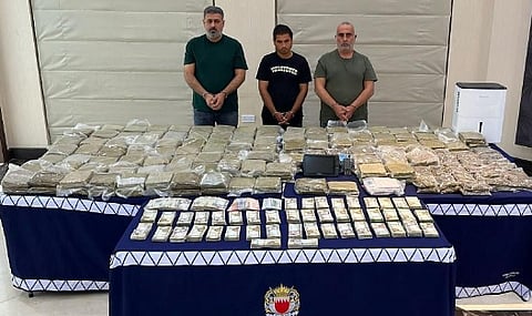 البحرين: القبض على 3 أشخاص حاولوا ترويج 100 كيلو جرام مواد مخدرة قادمة من ايران