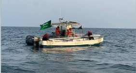 حرس الحدود بمكة ينقذ مقيمين من الجنسية البنجلاديشية تعطلت واسطتهما البحرية في عرض البحر