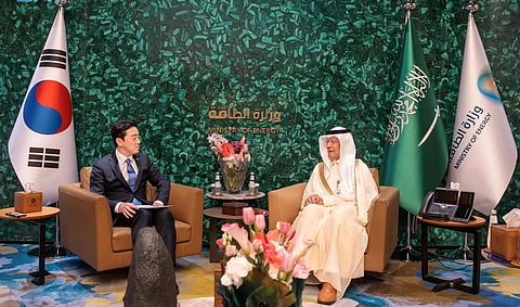 وزير الطاقة يبحث فرص التعاون في قطاع الطاقة مع رئيس المكتب الرئاسي في كوريا الجنوبية