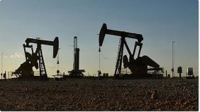 النفط يتجاوز 100 دولار للبرميل مع استعداد البحرية الأمريكية حصار مضيق هرمز