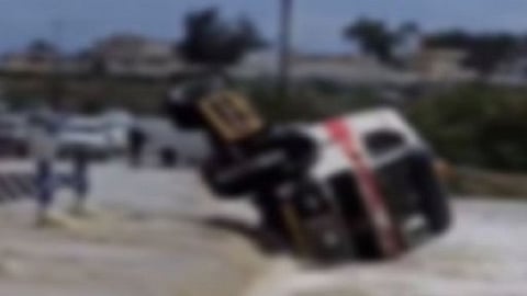 مخاطر وعقوبات مخالفة عبور الأودية أثناء هطول الأمطار