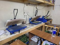 الرقابة البلدية في جدة: إتلاف ومصادرة آلاف الملابس المقلدة بالعشوائيات