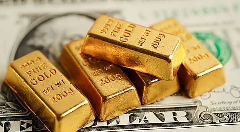 تراجع الذهب عن ذروة شهر مع ارتفاع الدولار