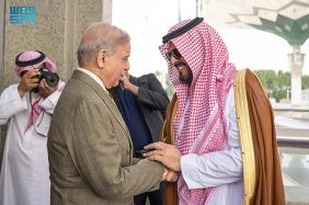 تغطية شاملة لوصول رئيس وزراء باكستان في جدة ومراسم الترحيب