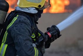 «الدفاع المدني» بجدة يخمد حريقًا في 4 مركبات متوقفة بحي النزهة