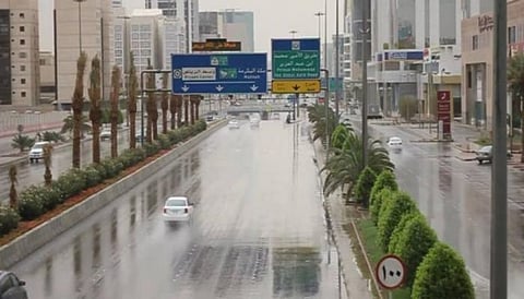 أمطار غزيرة على المنطقة.. أمانة عسير تدعو إلى توخي الحيطة والحذر