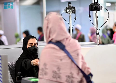 جهود الجوازات في تسريع إجراءات استقبال حجاج تايلند 1447هـ