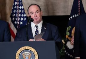 تطورات عاجلة: هونغ كاو مديراً مؤقتاً عقب استقالة وزير البحرية الأمريكي