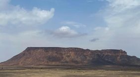 مغامرات الهايكنج والتخييم فوق قمة جبل طمية المستوية