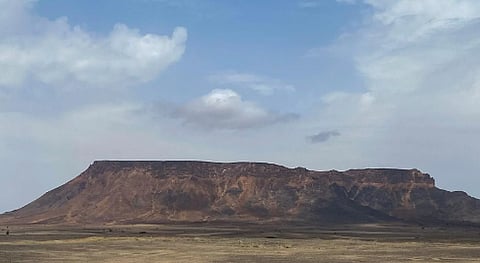 مغامرات الهايكنج والتخييم فوق قمة جبل طمية المستوية