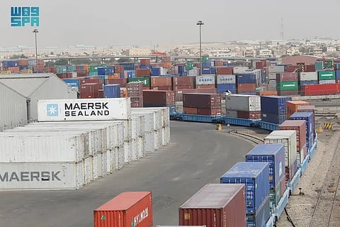 تحديثات هامة حول بقاء البضائع والحاويات في الميناء الجاف بالرياض