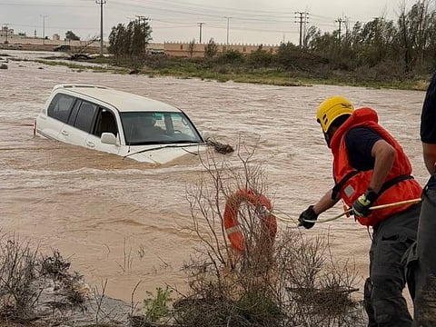 الدفاع المدني يطبق الأنظمة القانونية في كل مخالفة عبور الأودية