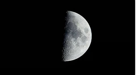 كل ما تريد معرفته عن حركة التربيع الأول للقمر في السماء