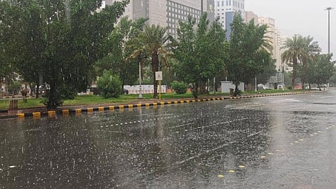 تطورات حالة الطقس في السعودية: استمرار هطول الأمطار الرعدية الكثيفة